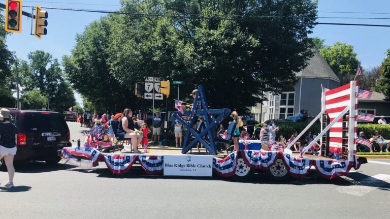 4th of July Parade - float turning the corner